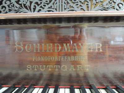 Il nome del pianoforte spicca poco sopra la tastiera. Oggi lo strumento � chiuso inspiegabilmente in una stanza del Conservatorio di Bari in attesa di essere valorizzato